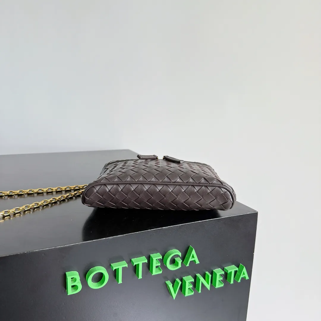 Batch 1480 BOTTEGA VENETA2025 new women's small Soft Vanity cosmetic bag, using the classic Intrecciato weaving technique, inheriting the classics, the ring buckle design 😎 The light metal chain gives you a high-end sense of matching, the chain is removable, and it can be used as a handbag ~ An elegant small bag that is perfect for participating in events. The overall body of the bag is as soft as marshmallow and can be easily kneaded, showing the strong toughness and high-end feel of the leather. The touch of sheepskin is so amazing. It is so healing when pinched! I have absolutely no resistance to small bags! ! ! Style number: 843800 Color: black brown Size: 19*14*3cm